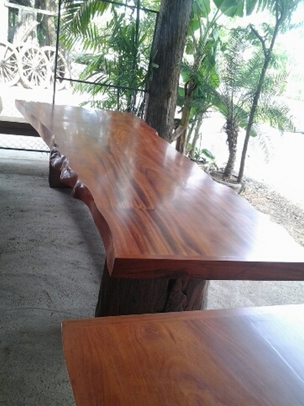 โต๊ะประชุมไม้มะค่าแผ่นใหญ่ๆ