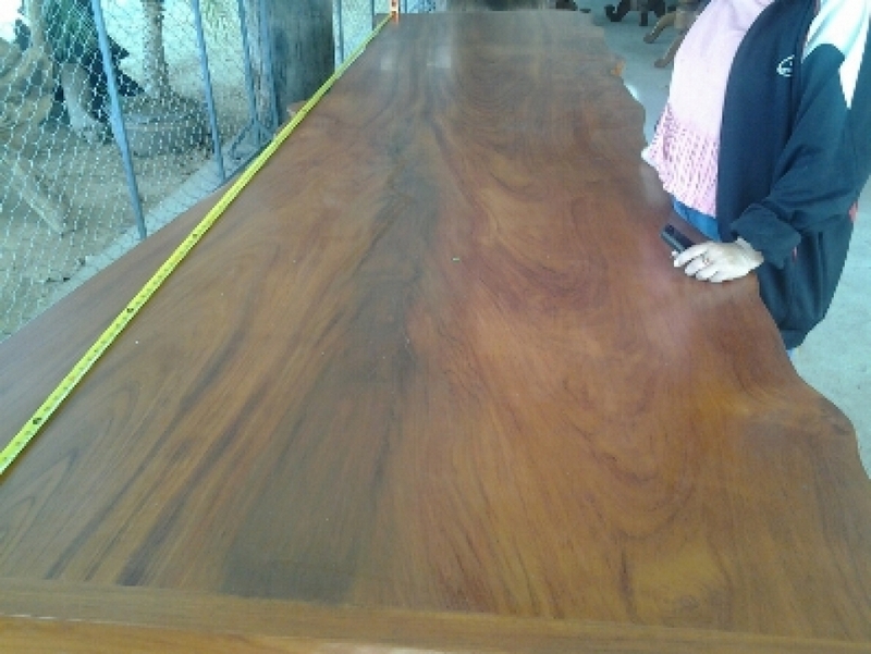 โต๊ะประชุมไม้มะค่าแผ่นใหญ่ๆ