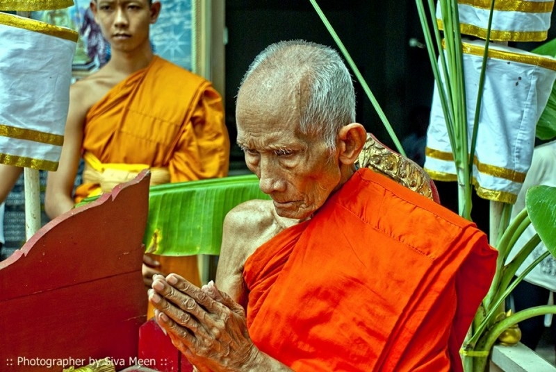 เลสหลวงพ่อรวยรุ่นชนะจน ออกแบบโดยใช้ไก่ชนมากด้วยพุทธคุณ