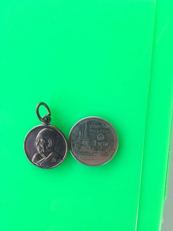 เหรียญบาตรน้ำมนต์เล็ก(เข็มฉีดยา)เนื้อทองแดงหลวงปู่แผ้วปวโรวัดกำแพงแสน