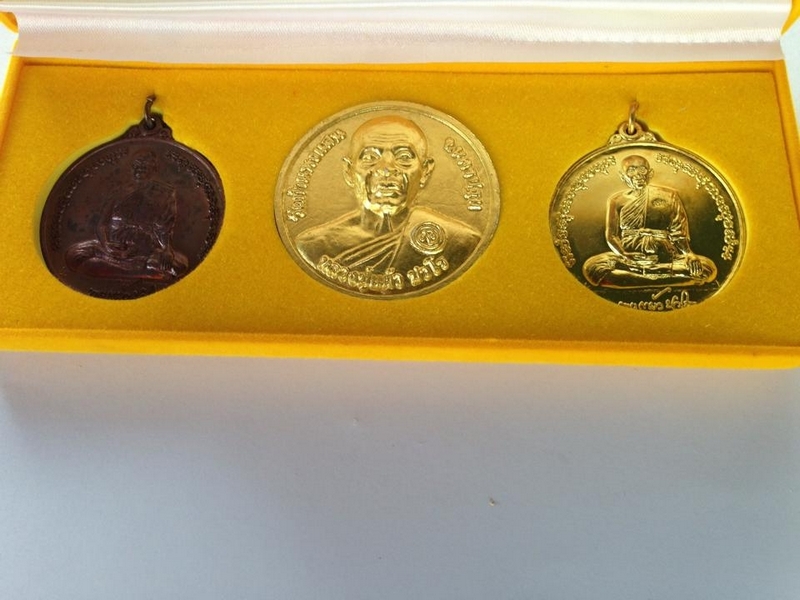 เหรียญสดุ้กลับ(โก๋หลังสิงห์)ชุดกรรมการมี3เนื้อหลวงปู่แผ้วปวโรวัดกำแพงแสน