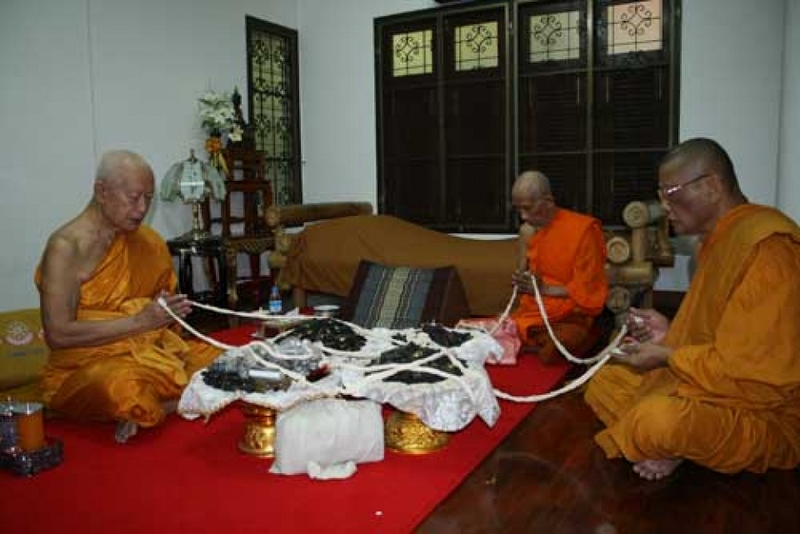 ตรงจักรมีแสงสว่างอิทธิฤทธลองดูดีๆสวยจัดๆ เหรียญนารายณ์แม่ทัพ หลวงพ่อเสาร์ วัดดอนหญ้านาง เนื้อนวะ สวย