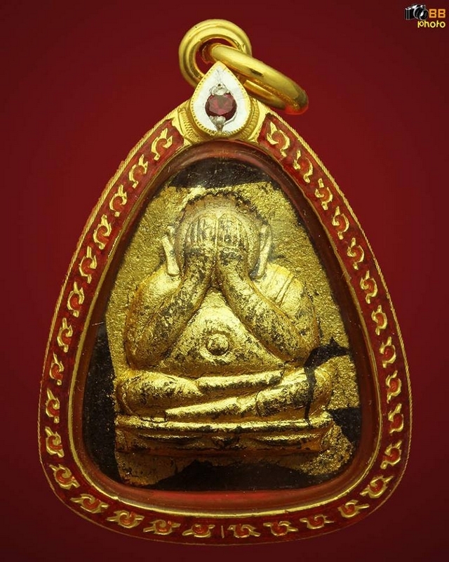 พระปิดตาหลวงปู่สิม พุทธาจาโร รุ่นเมตตา ปี ๒๕๑๗ พร้อมเหลี่ยมทองฝังพลอยลงยา (องค์พระหนาปึ๊ก)ครับผม