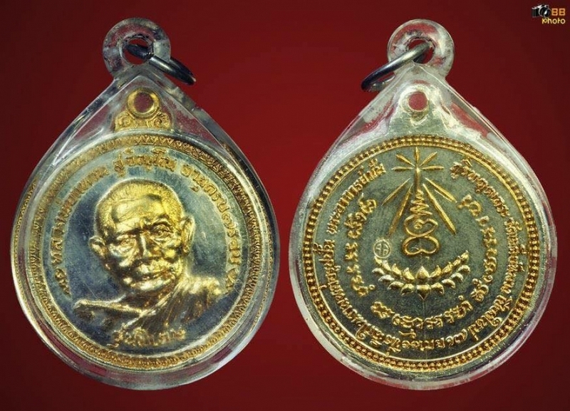  เหรียญหลวงปู่แหวน สุจิณโณ เนื้อเงิน รุ่นพิเศษวัดเจดีย์หลวง ป ี๒๕๑๗ 