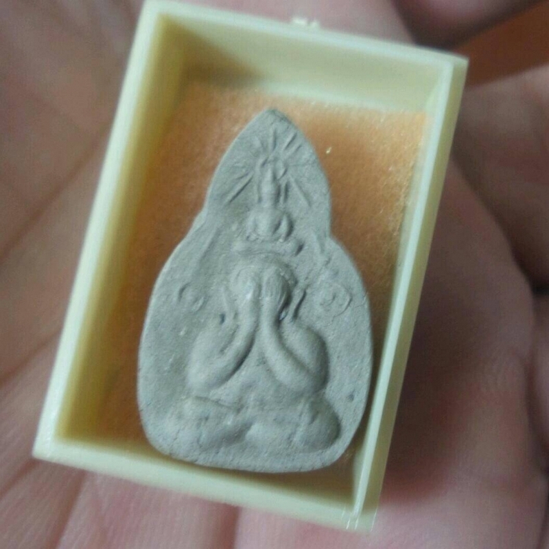 พระปิดตาเนื้อผงว่านพิมพ์ปางซ่อนหาพ่อท่านคลิ้งวัดถลุงทอง