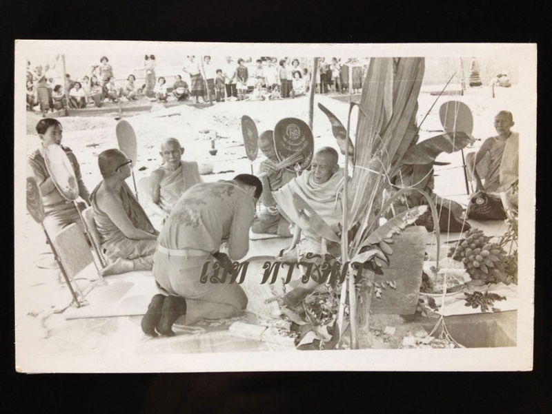 รูปถ่ายขาวดำ หลวงพ่อวัดดอนตัน วางศิลาฤกษ์วัดศลามงคล ปี2519