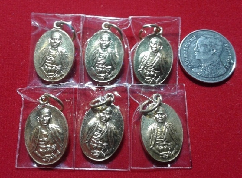 เหรียญเม็ดแตงครูบาศรีวิชัย รุ่น 135 ปี สิริวิชโย 