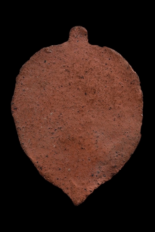 พระพิมพ์ใบโพธิ์ เนื้อดินเผาหลังเรียบ หลวงพ่อลี วัดอโศการาม พ.ศ. 2500