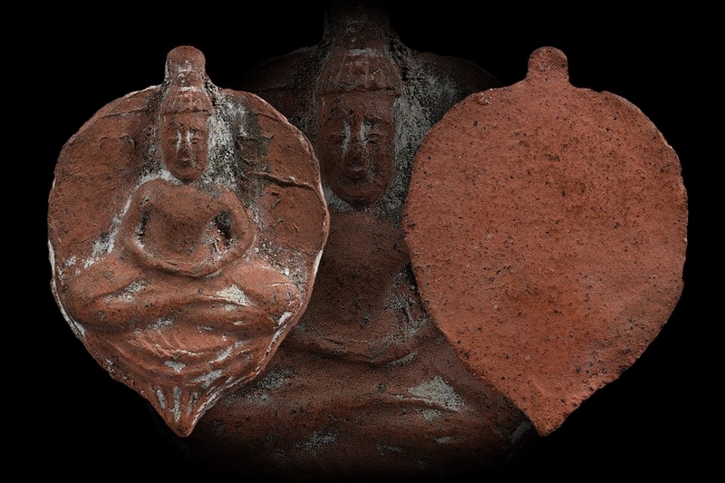 พระพิมพ์ใบโพธิ์ เนื้อดินเผาหลังเรียบ หลวงพ่อลี วัดอโศการาม พ.ศ. 2500
