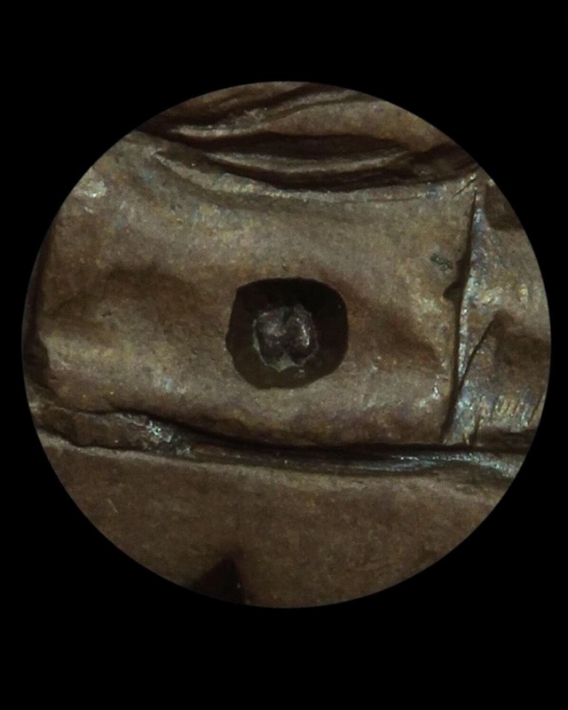 เหรียญเจริญพรบน หลวงปู่ทิม วัดละหารไร่ ปี พ.ศ. ๒๕๑๗ ตอกโค้ต \\