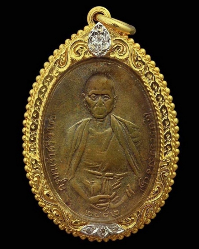 เหรียญพระครูบาศรีวิชัย เนื้อทองแดง บล็อคสองชาย ปี2482 เลี่ยมทองฝั่งเพชร ครับ