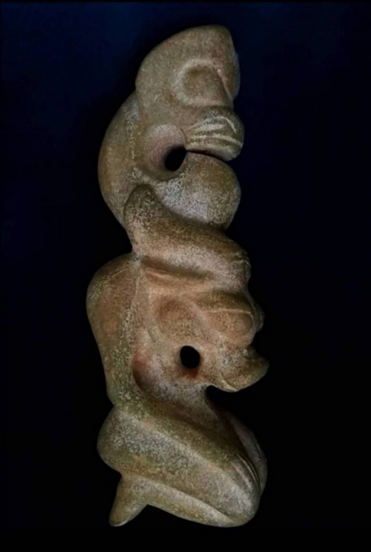 ตัวอ่อนมังกรเทินบนหัวมังกรพ่อ เนื้อหินหยกเขียว ฮงชาน 4 พันกว่าปี