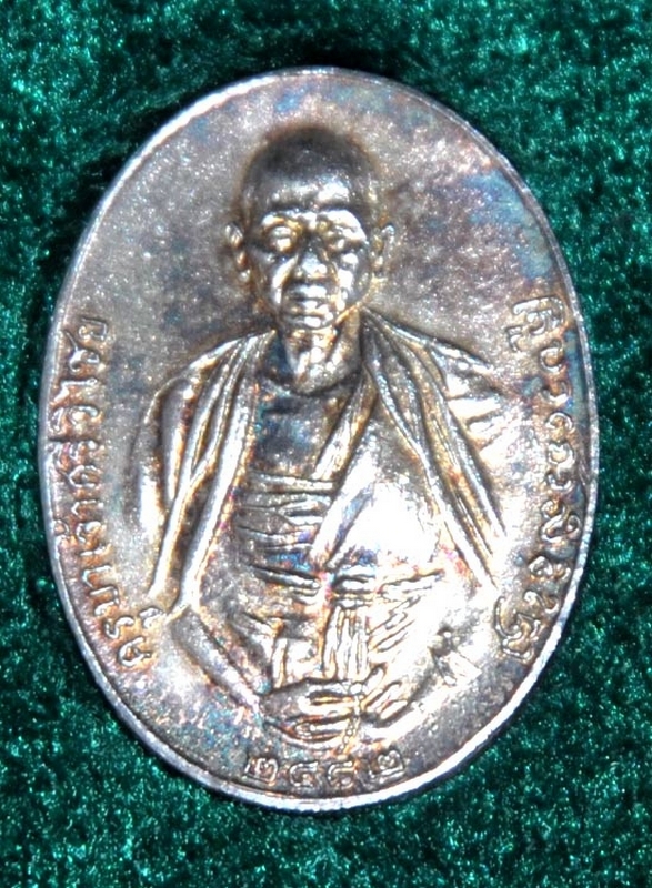 เหรียญครูบาศรีวิชัย รุ่น ช.พ.ช. (ชมรมพระเครื่องเชียงใหม่) สร้าง 24 มิ.ย. 2534 เนื้อเงินกล่องเดิมๆ 