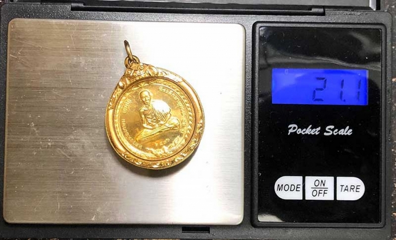 เหรียญสิริมงคล หลวงพ่อเกษม เขมโก ที่ระลึกอายุครบ ๘๒ ปี เนื้อทองคำ ปี 2536