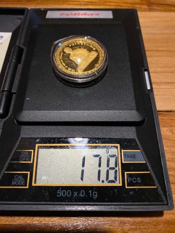 เหรียญที่ระลึก ๗ รอบ ๘๔ ปี หลวงพ่อเกษม เขมโก เนื้อทองคำ บล็อคนอก ขัดเงาพิเศษ ปี 2538 
