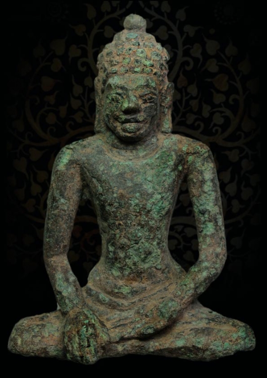 เทวรูปนั่งสมัยทวารวดีสูง 3.5 นิ้ว(9 ซ.ม.) อายุราวพุทธที่12-13  และจัดได้ว่าเป็นพระพุทธรูปของไทยในยุค