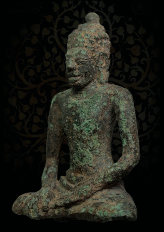 เทวรูปนั่งสมัยทวารวดีสูง 3.5 นิ้ว(9 ซ.ม.) อายุราวพุทธที่12-13  และจัดได้ว่าเป็นพระพุทธรูปของไทยในยุค