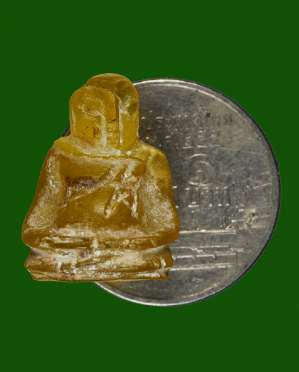 พระสังกัจจายเนื้อบุษราคัมสีเหลือง กรุฮอด ขนาดหน้าตัก 1.2 cm  