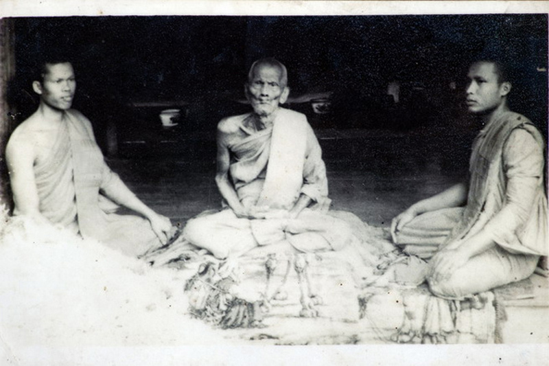 รูปถ่ายหลวงพ่อทรัพย์ วัดปลักแรด พิษณุโลก นั่งเสื่อน้ำมันหายาก